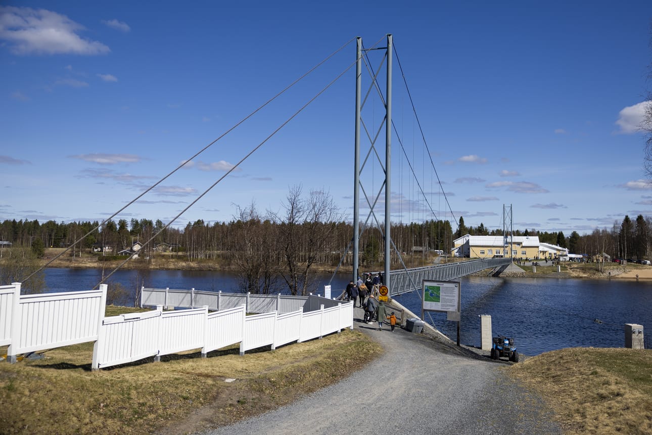 Hallinto-oikeuden mukaan vapaa-ajan asuntoa ei saa muuttaa vakituiseen käyttöön Iin Jakkukylässä. Arkistokuvassa Jakkukylän riippusilta.