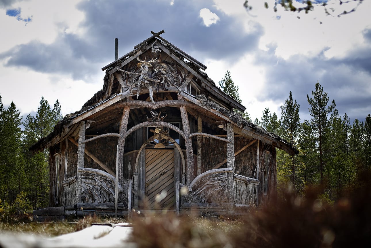 Suomessa riittää erikoisia saunoja ja saunojia. Esimerkiksi Kauhajoen Nummijärvellä on Erkki Kalliomäen suolle rakentama Kammi-kylän sauna. Toinen saunarakennus on koristeltu luonnonpuista tehdyillä puilla. Terassin päällä luonnonpuinen on taideteos. Arkistokuva.