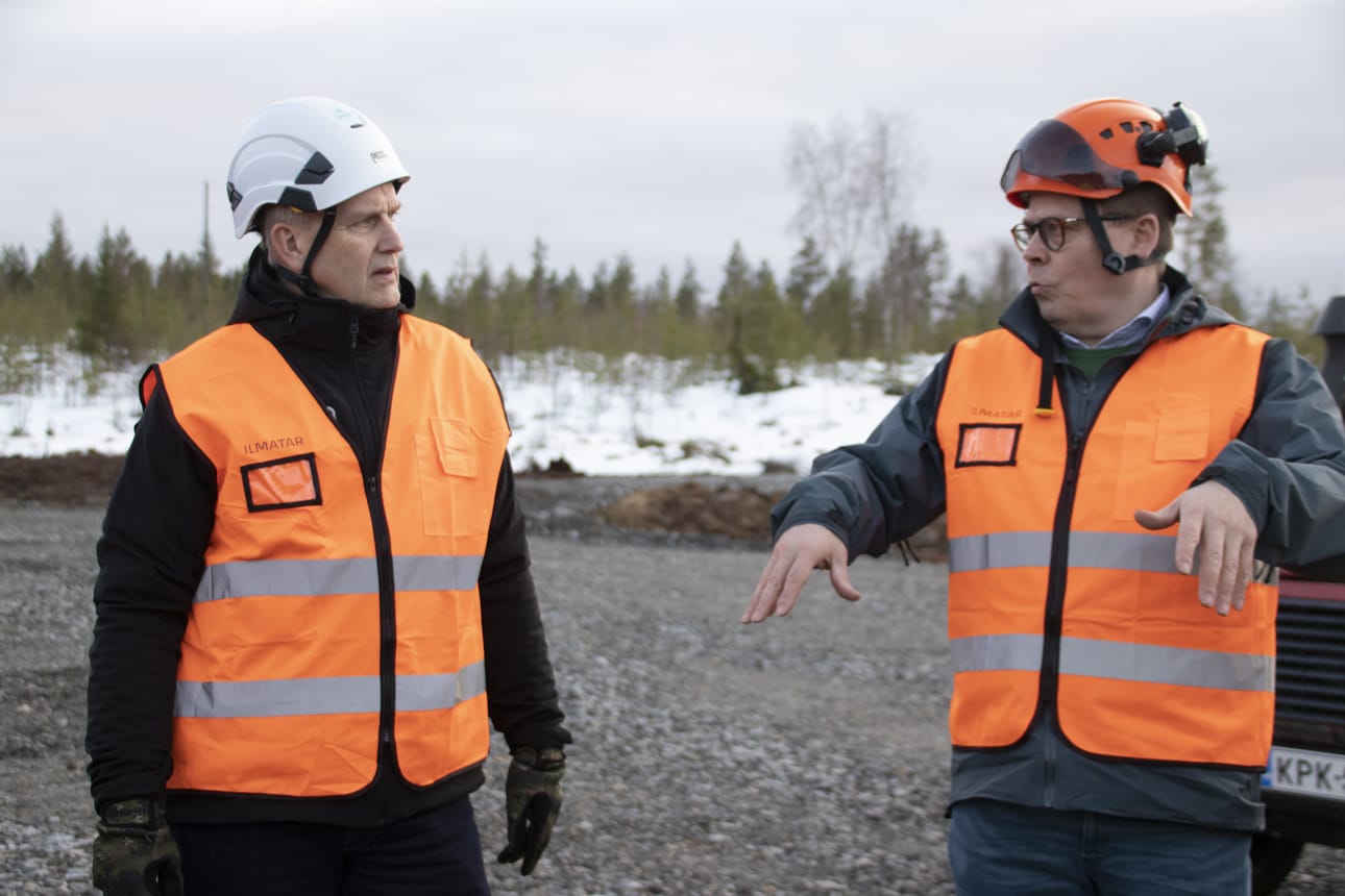 Metsähallituksen pääjohtaja Juha S. Niemelä tutustui seurueineen Piiparinmäen tuulipuiston rakennustyömaahan Ilmattaren rakennuttamisjohtaja Mikko Toivasen johdolla.