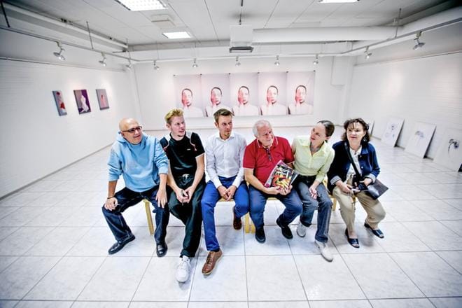 Paulo Duarte Filipe, Jouko Alapartanen, Alexander Walter, Roberto Lacentra, Anneli Di Francis ja Melinda Barwanietz Bezeredy takanaan Tiina Palolan valokuvateos Painted. KUVA: JAAKKO ELENIUS