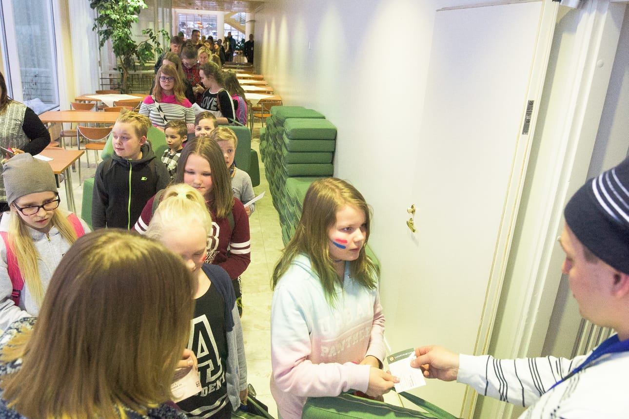 Nuoret jonottivat pääsyä Oulankasaliin.