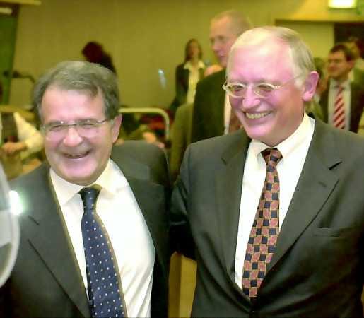 Rauhan ja demokratian kysymys. Komission puheenjohtaja Romano Prodi (vas.) ja laajenemiskomissaari Günter Verheugen riemuitsivat tilanteen historiallisuudesta ja totesi rauhan, turvallisuuden ja demokratian laajentuvan koko Euroopan alueelle.