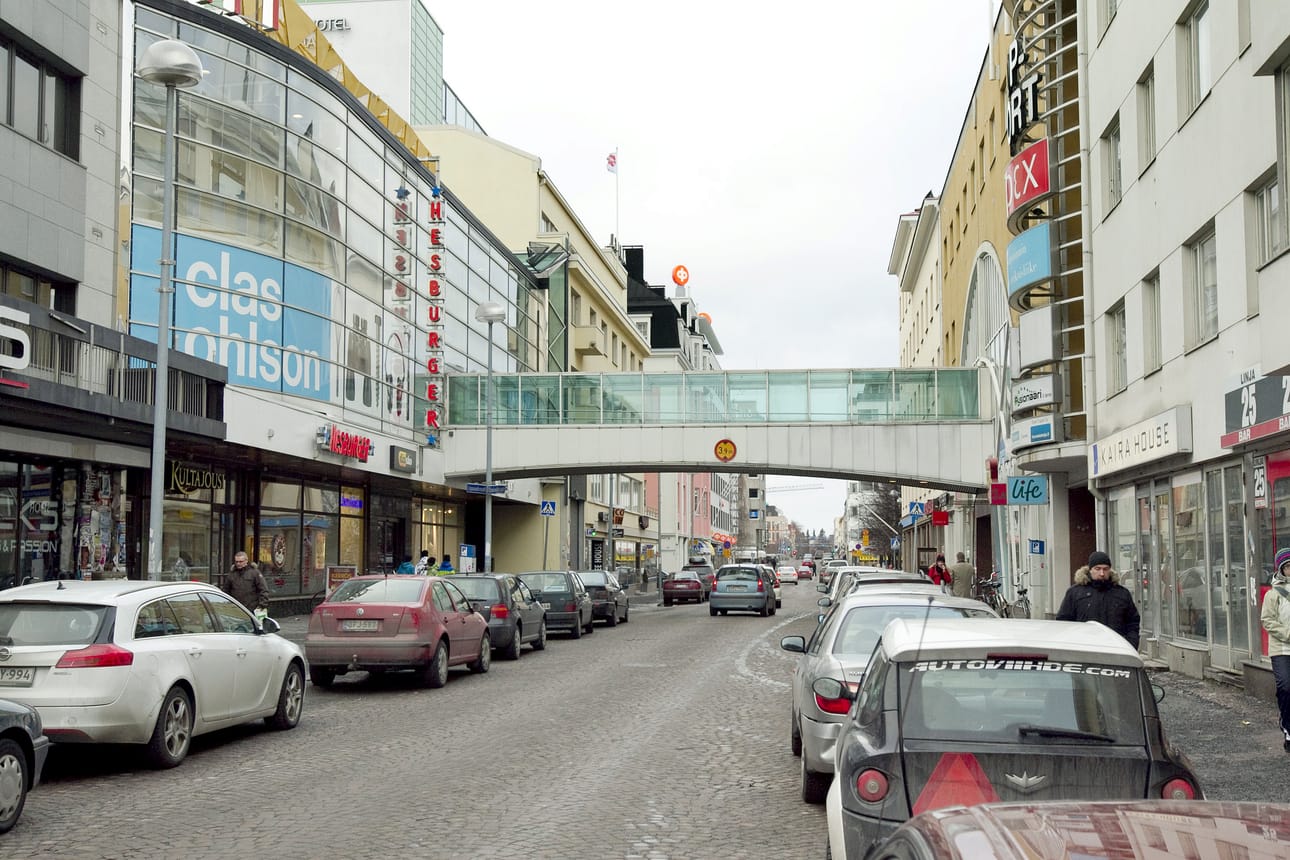 Vasemmalta Citytalo ja oikealla Galleria-tavaratalo.