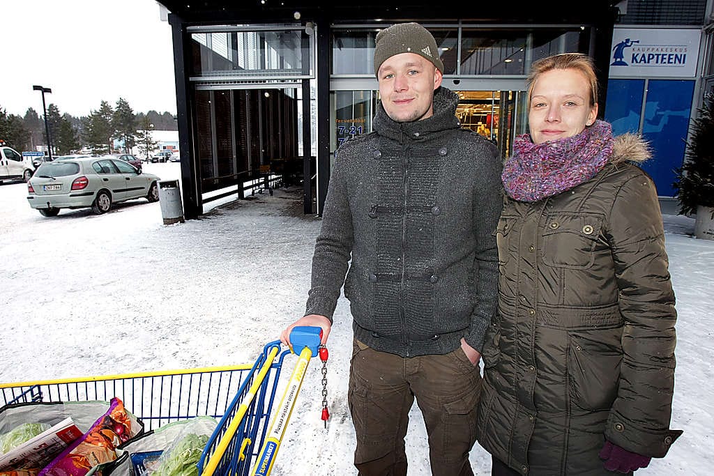 Pentti Leinonen hoitaa omia ja muiden hevosia Pellonpäässä. Apuna on usein myös pojantytär Maisa. Leinonen sanoo olevansa mielellään oululainen.