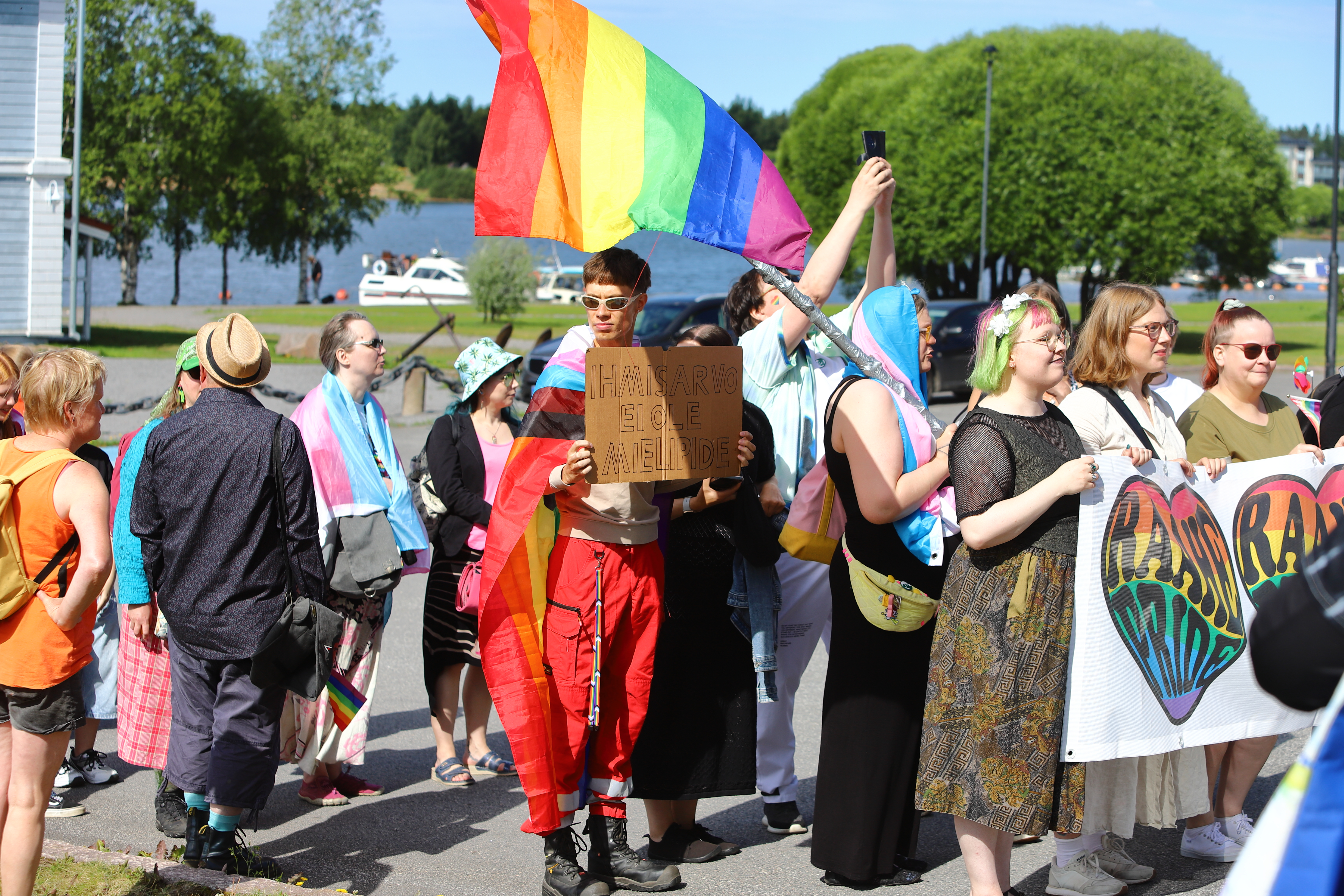 "Kaikkien rakkaus on saman arvoista" – Raahe Pride huipentui kulkueeseen ja puistojuhlaan