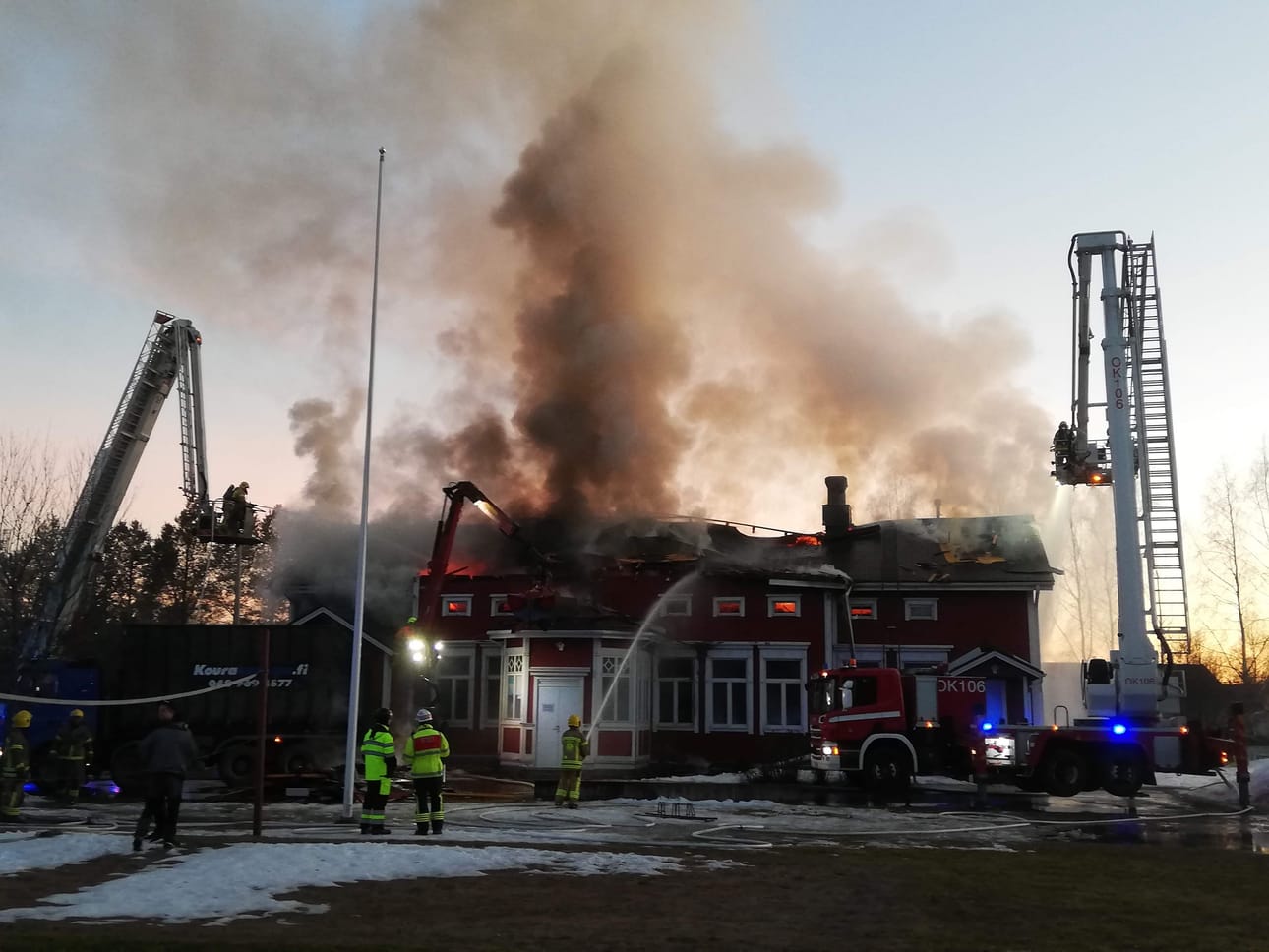 Kempeleen vanhan pappilan sammutustyöt jatkuivat keskiviikkoaamuun saakka.