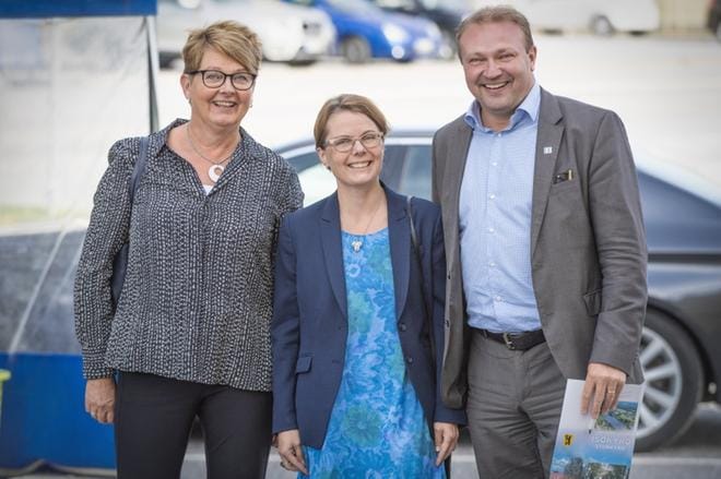 Kyröön Käräjien palkinnot saivat U19 nuorten jalkapallokilpailujen turnausjohtaja Jeannette Good, Seinäjoen liikuntatoimenjohtaja Anne Kotila ja Visit Vaasan toimitusjohtaja Max Jansson. KUVA: Esa Siltaloppi