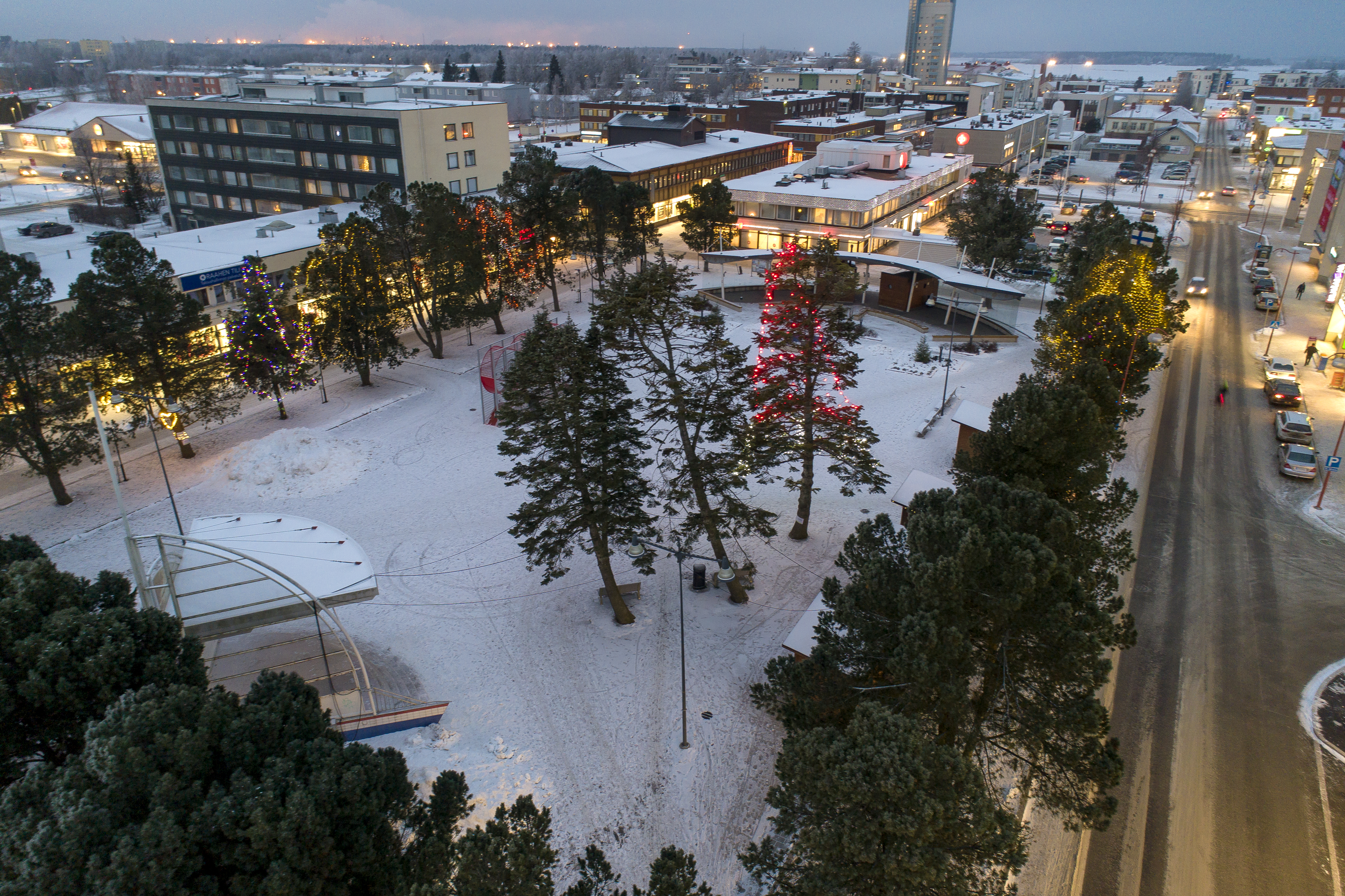 Joulupuut tuovat valoa ja tunnelmaa Raahen keskustaan.