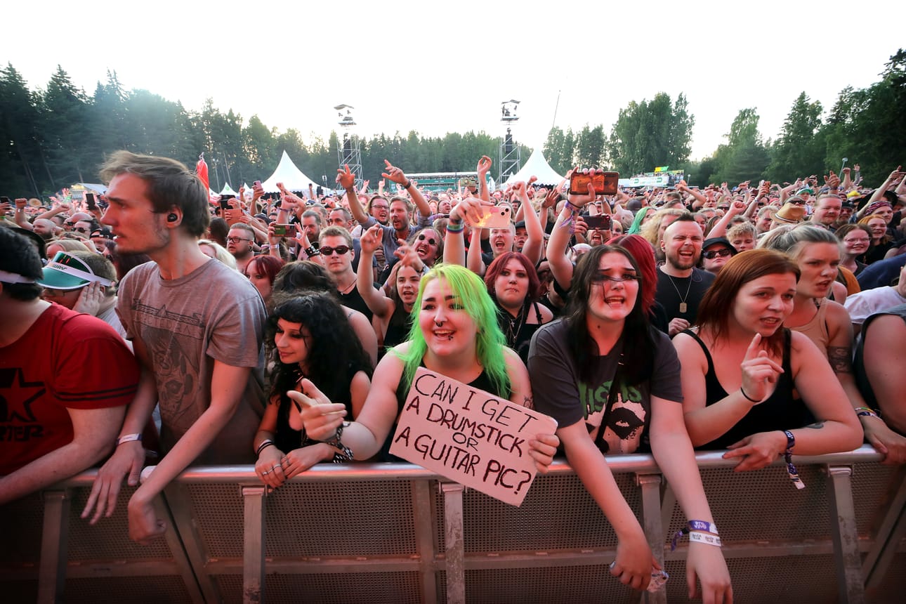 Provinssin torstaita vietettiin helteessä. Festivaalin pääpäivinä perjantaina ja lauantaina tapahtumaan on odotettavissa tuhansia kävijöitä enemmän kuin torstaina.