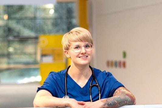 Paalijärveltä kotoisin oleva lääkäri Jenni Puoliväli erikoistuu anestesiologiaan ja tehohoitoon. KUVA: JANI MERTALA