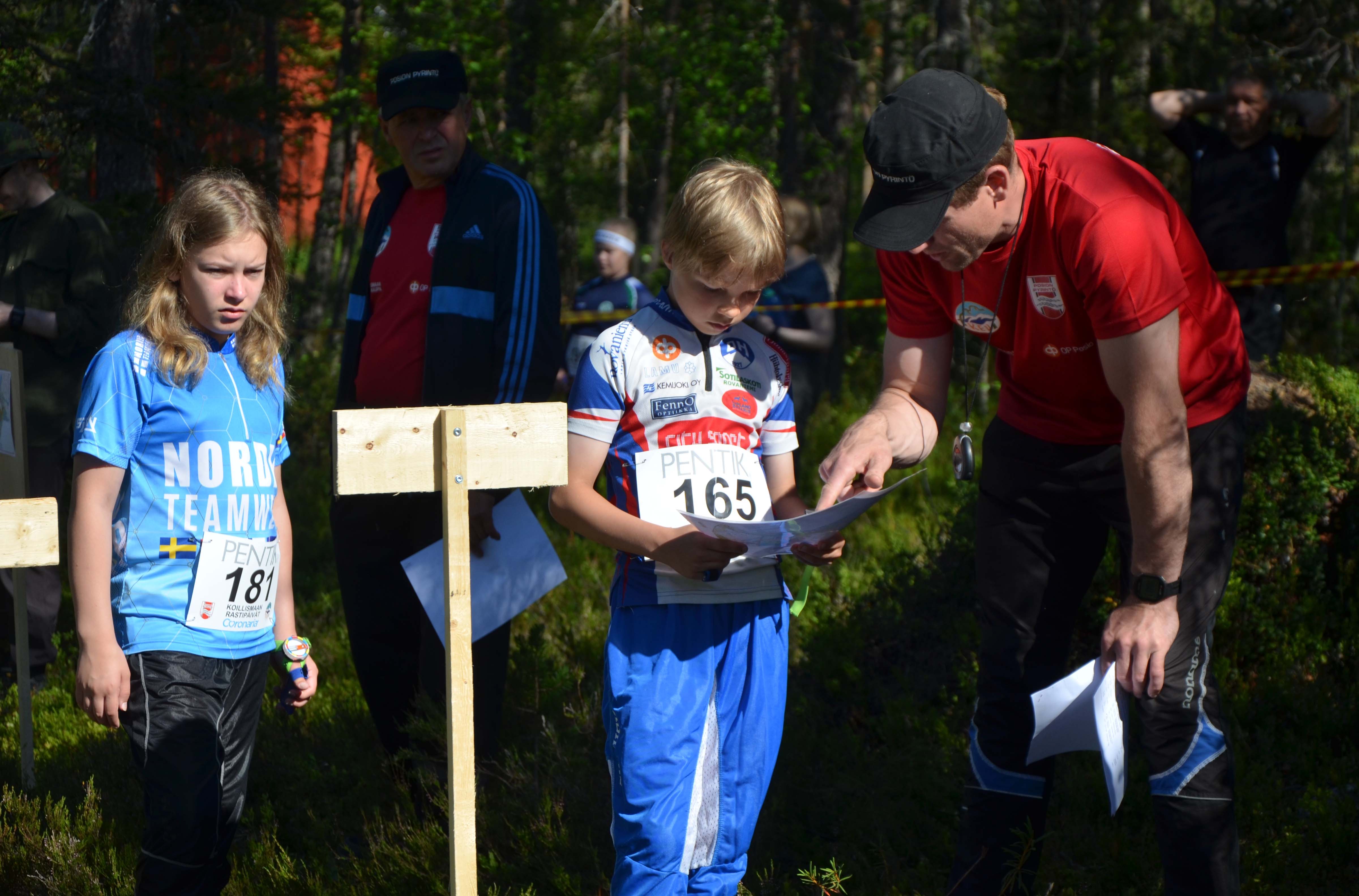 Mauri Hiltunen opastaa Erkka Petreliusta lähtöpaikalla. Vuoroaan odottaa Vetja Triipponen.