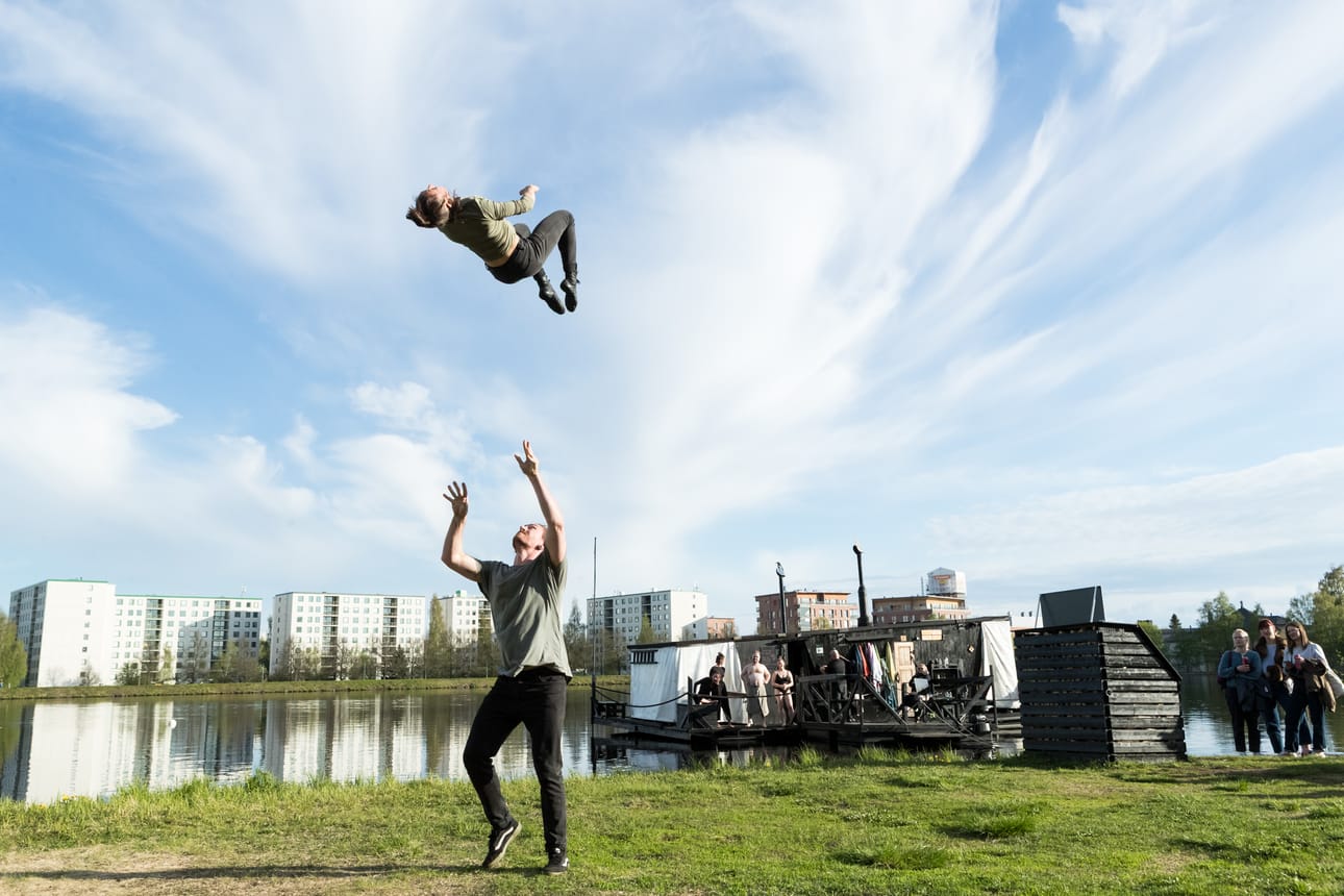 Climbing over Oulu -projektin urbaanit kävelyretket ja pop-up-esitykset kutsuvat kokemaan Oulun uudesta perspektiivistä.