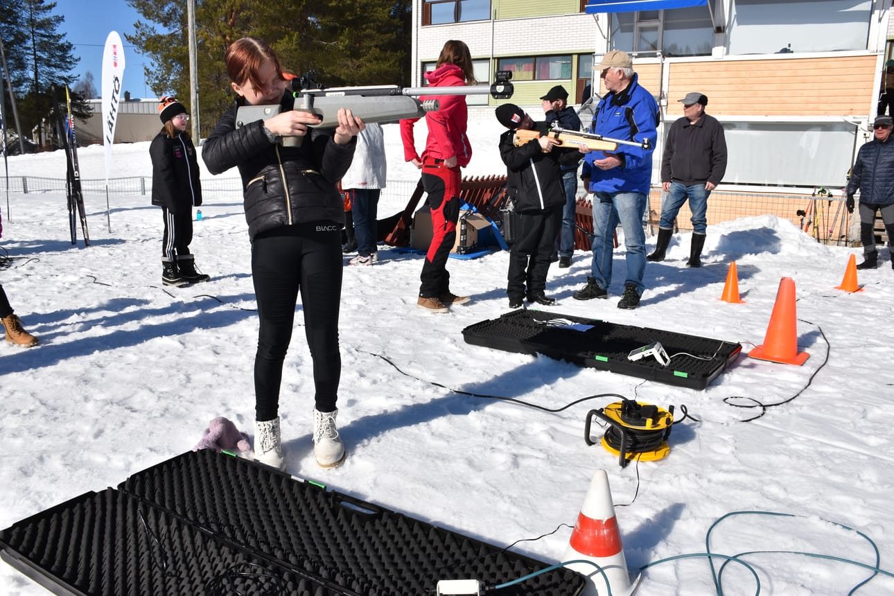 Elena Jokiranta (edessä) ja Samuel Hyry kokeilemassa ekoaseammuntaa pystystä.