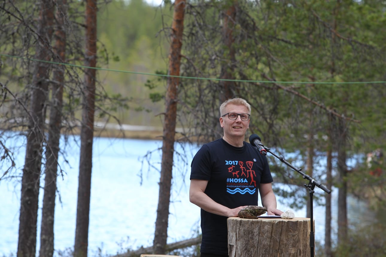 Kimmo Tiilikaisella on kokemusta myös yhdistetystä maatalous ja ympäristöministerin pestistä. Asunto- , energia- ja ympäristöministerinä hän vieraili Hossan kansallispuistossa kesällä 2017.