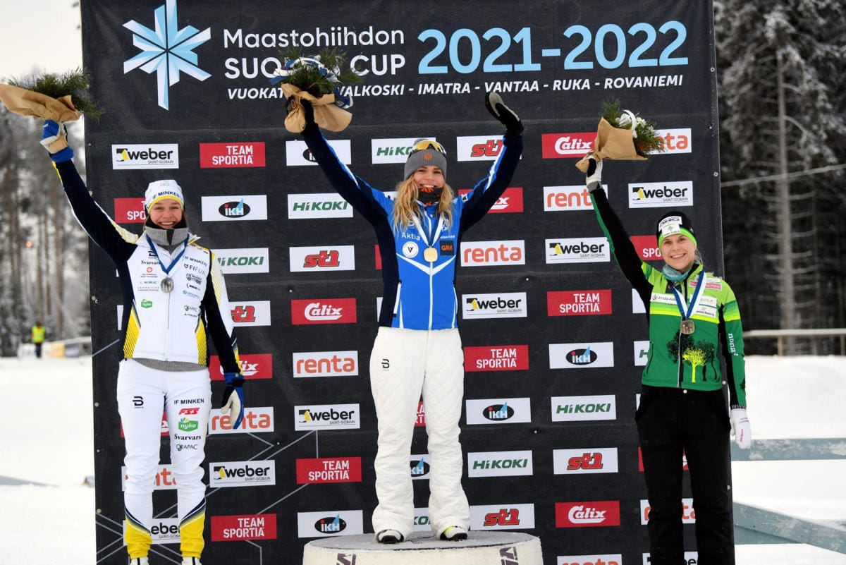 Hopeaa ottanut Julia Häger (vas.), voittaja Jasmi Joensuu ja pronssille hiihtänyt Anni Kainulainen Imatralla lauantaina. LEHTIKUVA / ANTTI AIMO-KOIVISTO