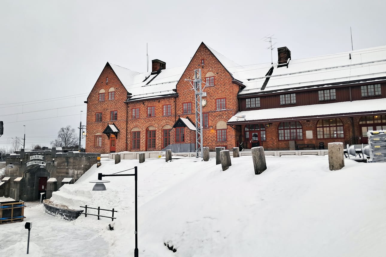Suomesta pääsee kevään aikana junalla Haaparannan rautatieasemalle. Asemalla matkustaja voi vaihtaa junaa ja jatkaa matkaa muualle Ruotsiin.