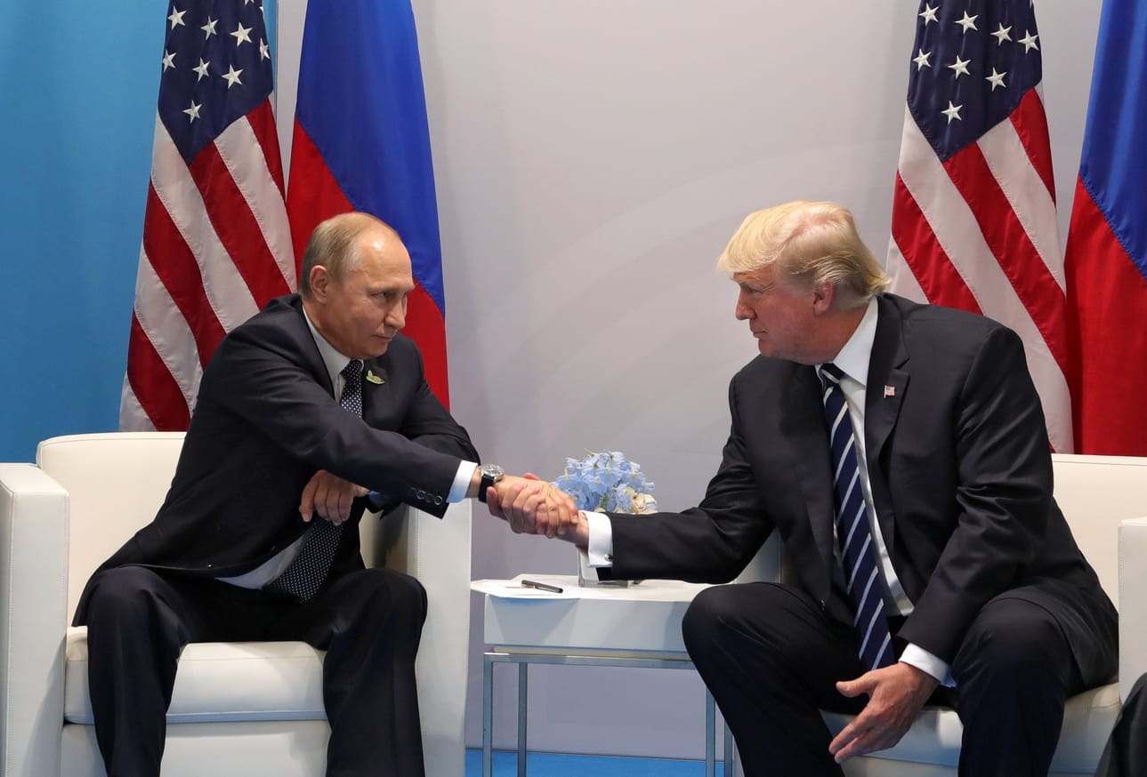 Venäjän presidentti Vladimir Putin ja Yhdysvaltain presidentti Donald Trump kättelivät Hampurissa.