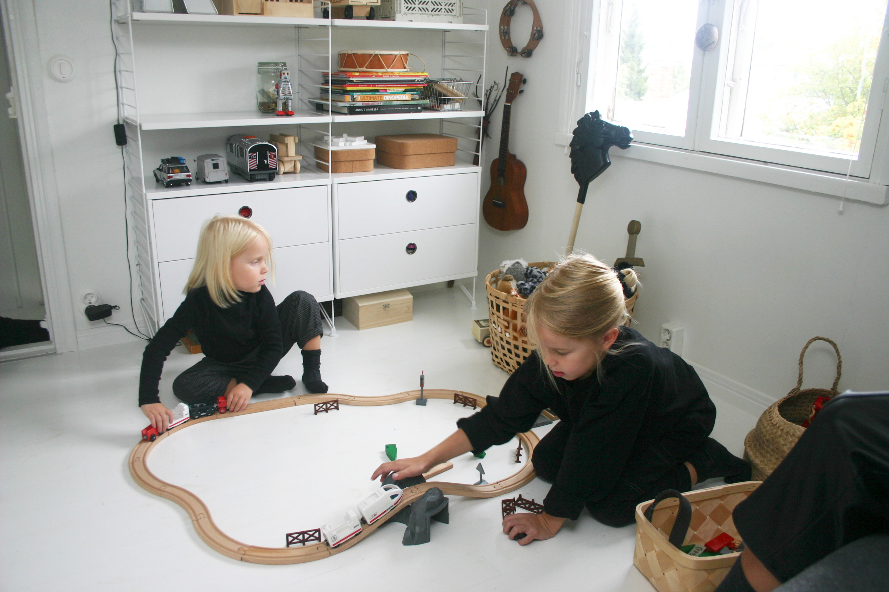 Petruksella ja Kaurilla on oma huone yläkerrassa, missä talon vaalea värimaailma jatkuu. 