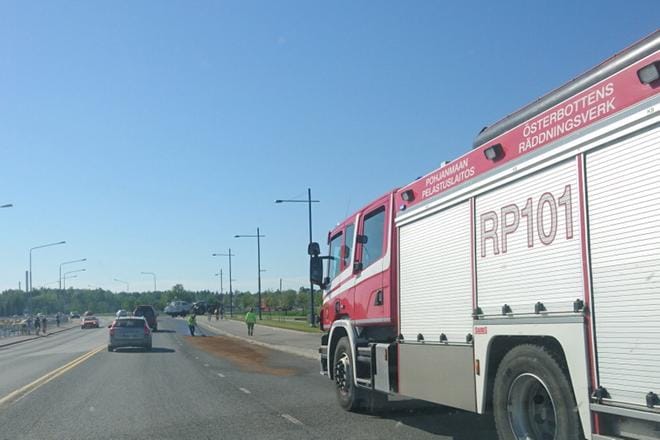 Pelastusyksiköt ohjasivat liikennettä sillalla, kun öljyä putsattiin pois.