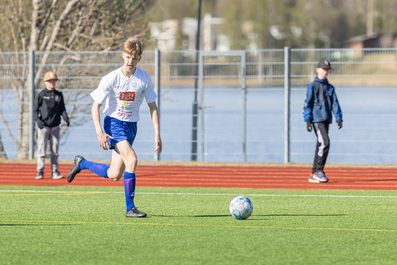 Niilo Törmänen paukutti uransa ensimmäiset kaksi osumaa FC Pakan edustusjoukkueen pelipaidassa.