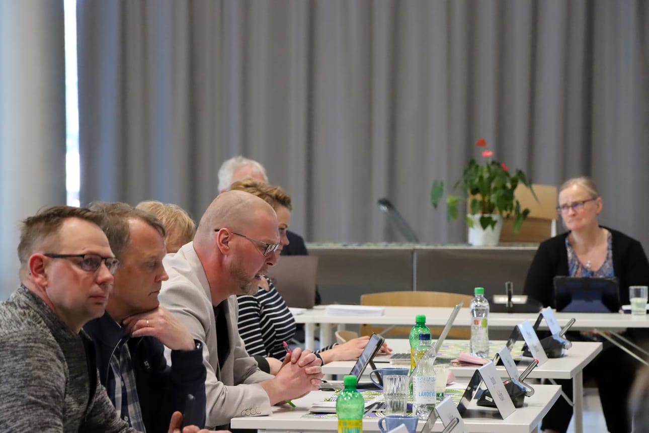 Jouni Vallin (ps.) jätti käsiteltäväksi kovan esityksen lasten ja nuorten kännyköiden käytöstä kouluissa.