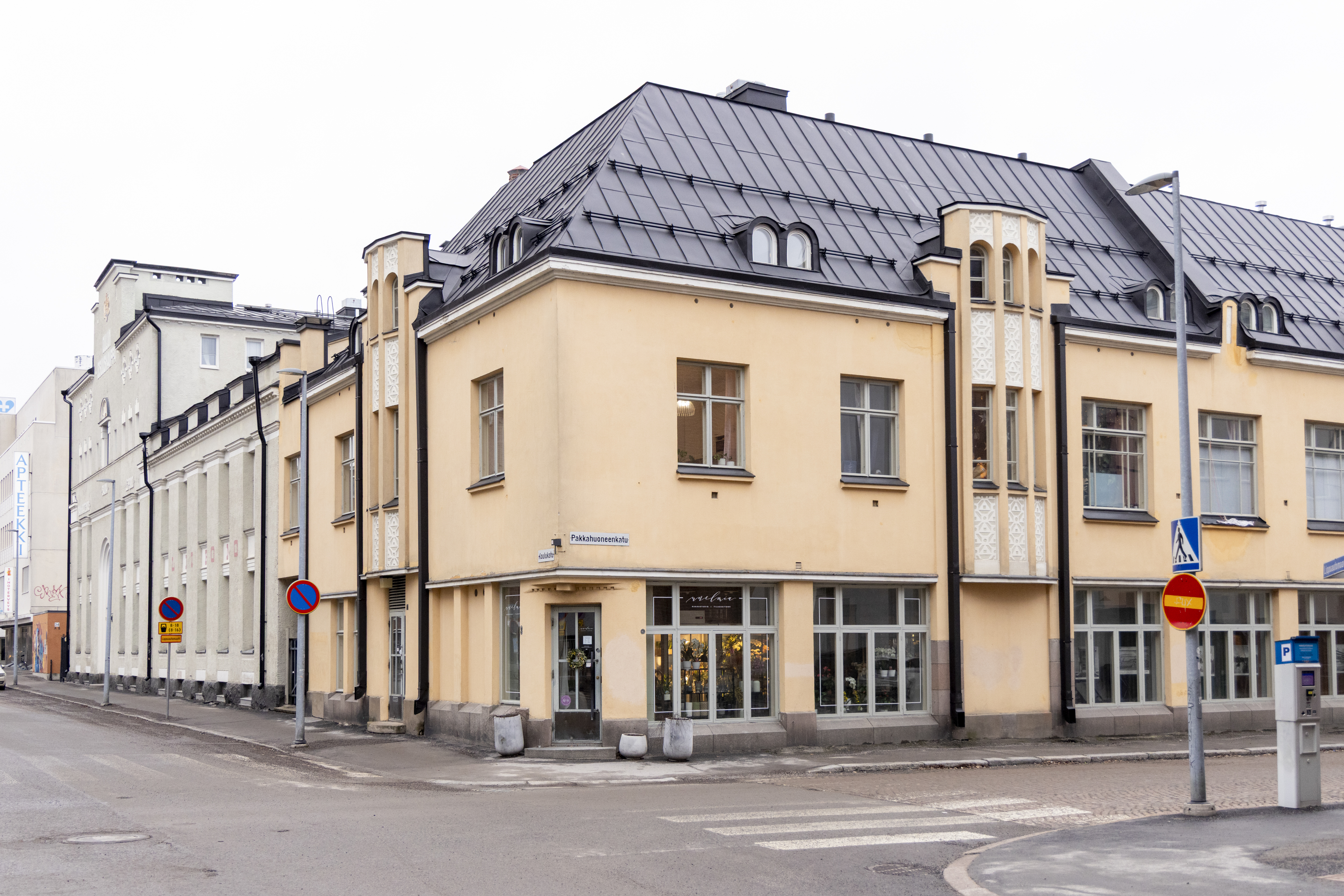 Keskustayksiö 1910-luvun talossa on vaaleanpunaisen valtakuntaa