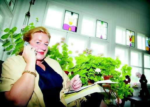 Vastaanotto kulkee mukana. Puhelinlääkäri ei ole sidottu tilaan. Pirkko Hyrynkangas-Järvenpää voi vastata potilaiden soittoihin vaikka kotitalon aurinkoisella kuistilla Hailuodossa. Lääkärin käsikirjat kulkevat kainalossa tai kannettavalla tietokoneella.