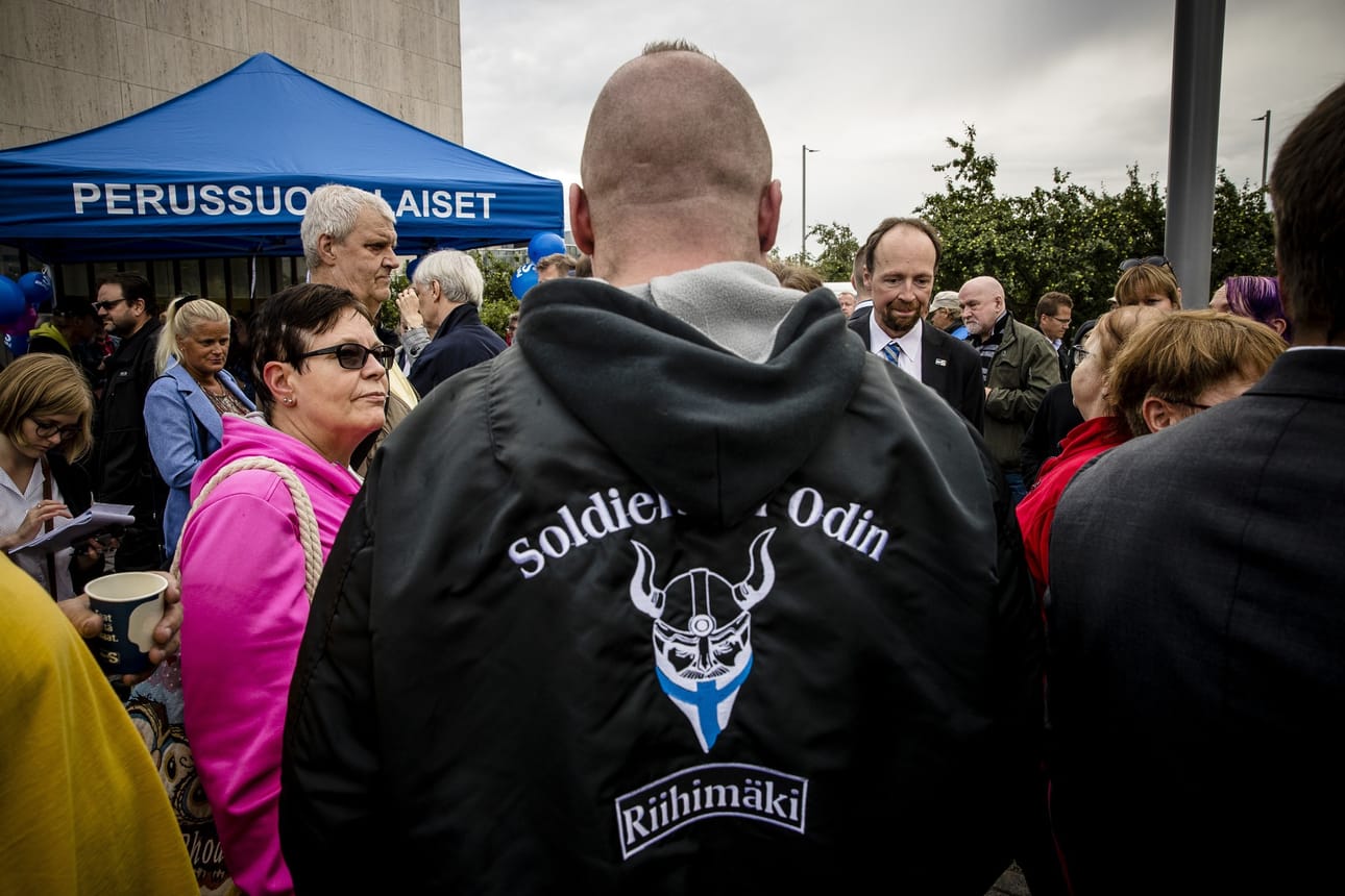 Kansallismielisten liittouma on alun perin Soldiers of Odinin piiristä perustettu yhteistyöverkosto. Kuva on vuodelta 2017, jolloin perussuomalaiset tapasivat kansaa Hyvinkään torilla perussuomalaisten eduskuntaryhmän kesäkokouksen yhteydessä. Joukossa oli myös Soldiers of Odin -takkeihin pukeutunutta väkeä.