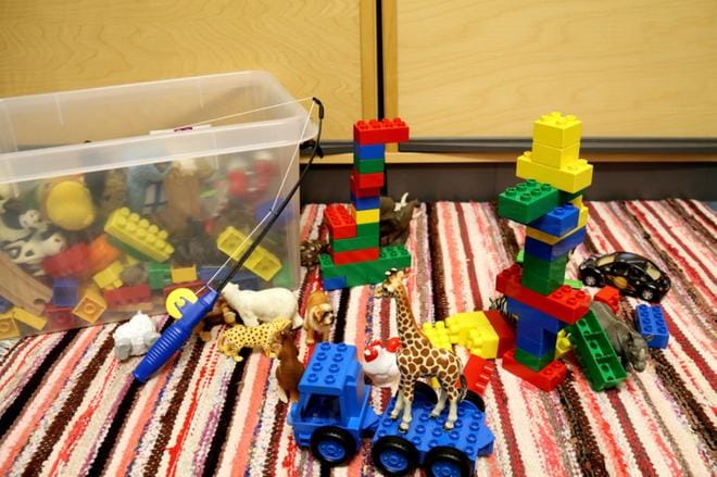 Ne, jotka valitsevat perhepäivähoidon, nostavat etuna esiin yleensä vaihtoehdon kodinomaisuuden. Hoitajalla voi olla neljä kokoaikaista lasta. Päiväkodissa esimerkiksi alle 3-vuotiaita on yhdessä ryhmässä 12. KUVA: ANU NAHKALA