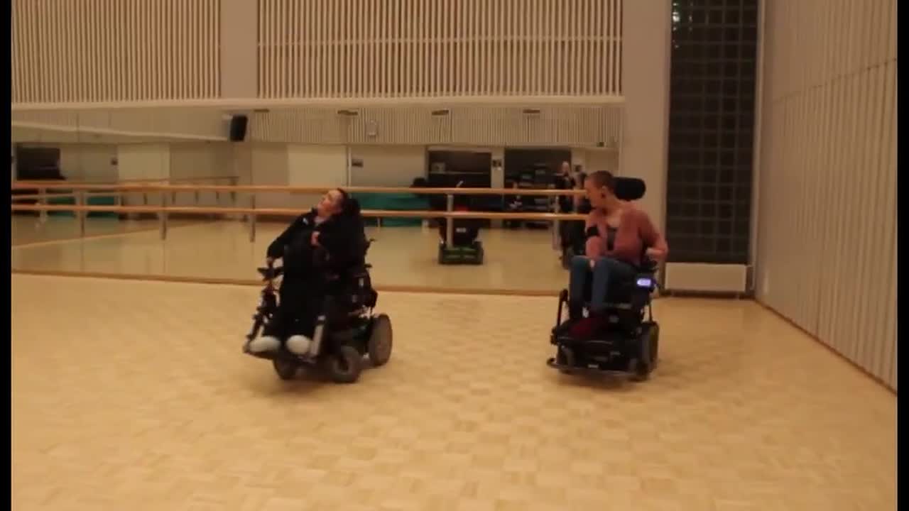 Tanssii pyörätuolien kanssa