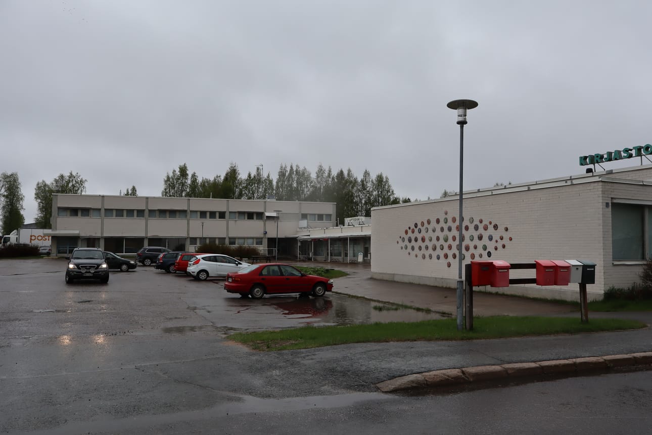 Posion keskustassa on tulossa liiketilojen uusia järjestelyitä. Myös postin lajittelukeskus on siirtymässä uusiin tiloihin, ja lisäksi poliisiasemalle haetaan parhaillaan uusia tiloja. Entisen kirjaston päätyseinään kiinnitetyt 65 erikokoista mosaiikkiesinettä joudutaan poistamaan. Taustalla on entisen valtion virastotalon siirtyminen Mesa Invest Oy:n omistukseen.