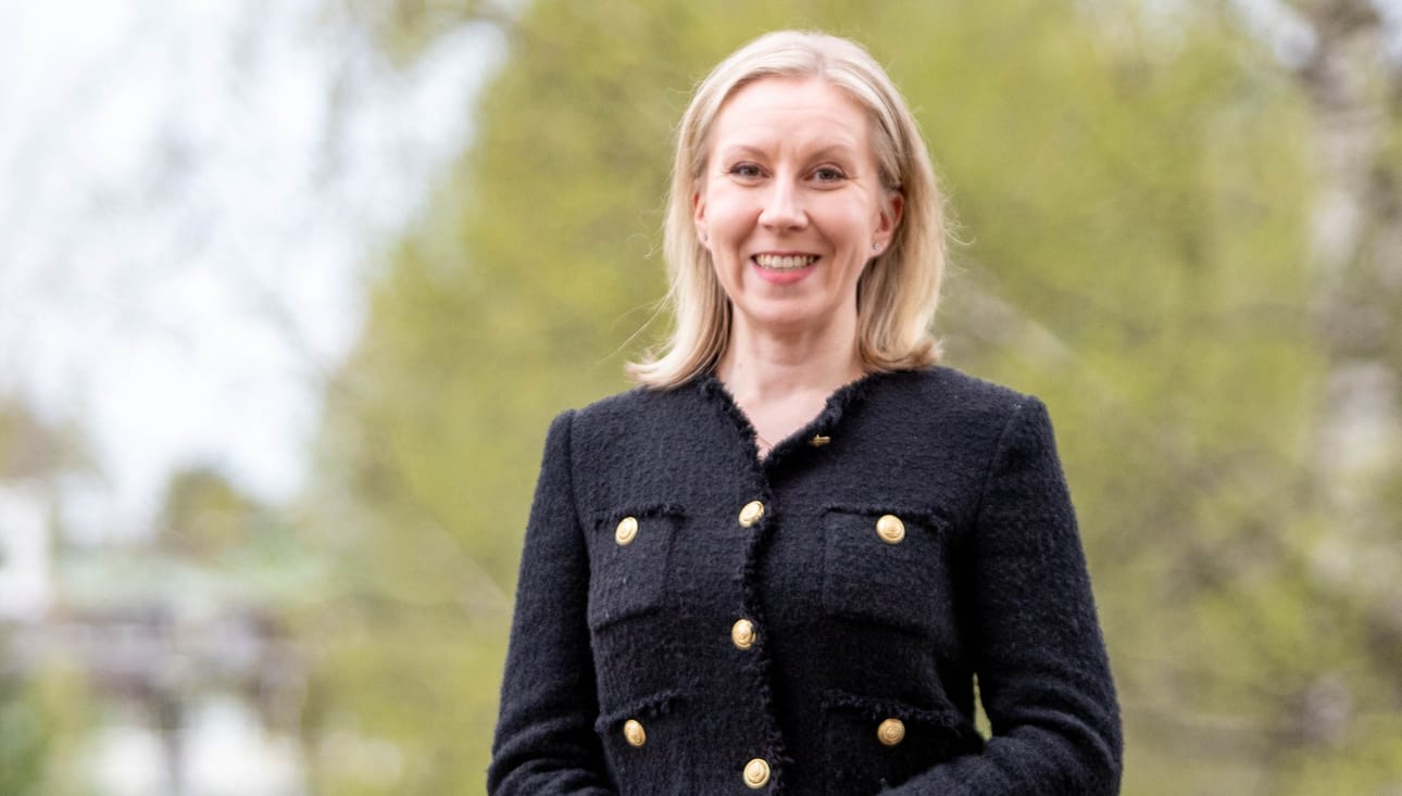 Krista Elfving on koulutukseltaan kansainvälisen liiketoiminnan tradenomi. Ennen siirtymistä Finaviaan hän on toiminut muun muassa energia- ja palvelualoilla.