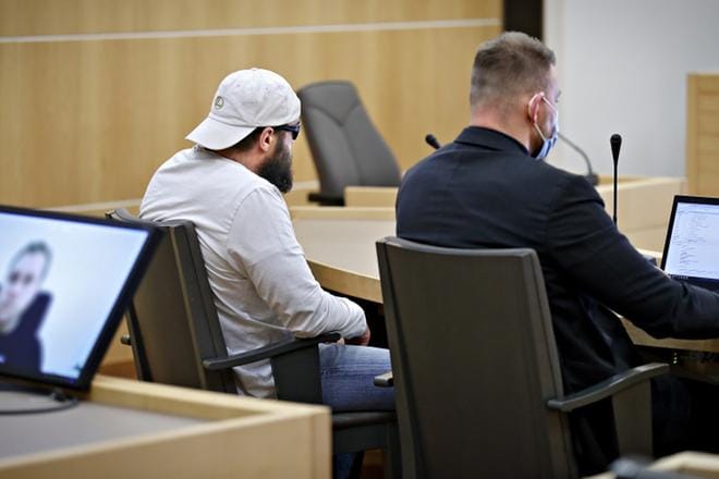 Rautatieaseman ammuskelusta syytetty mies piiloutui lippalakin alle ja aurinkolasien taakse. Hän luopui asusteistaan vasta kun häntä iltapäivällä kuultiin ja tuomari pyysi poistamaan ne. KUVA: TOMI KOSONEN