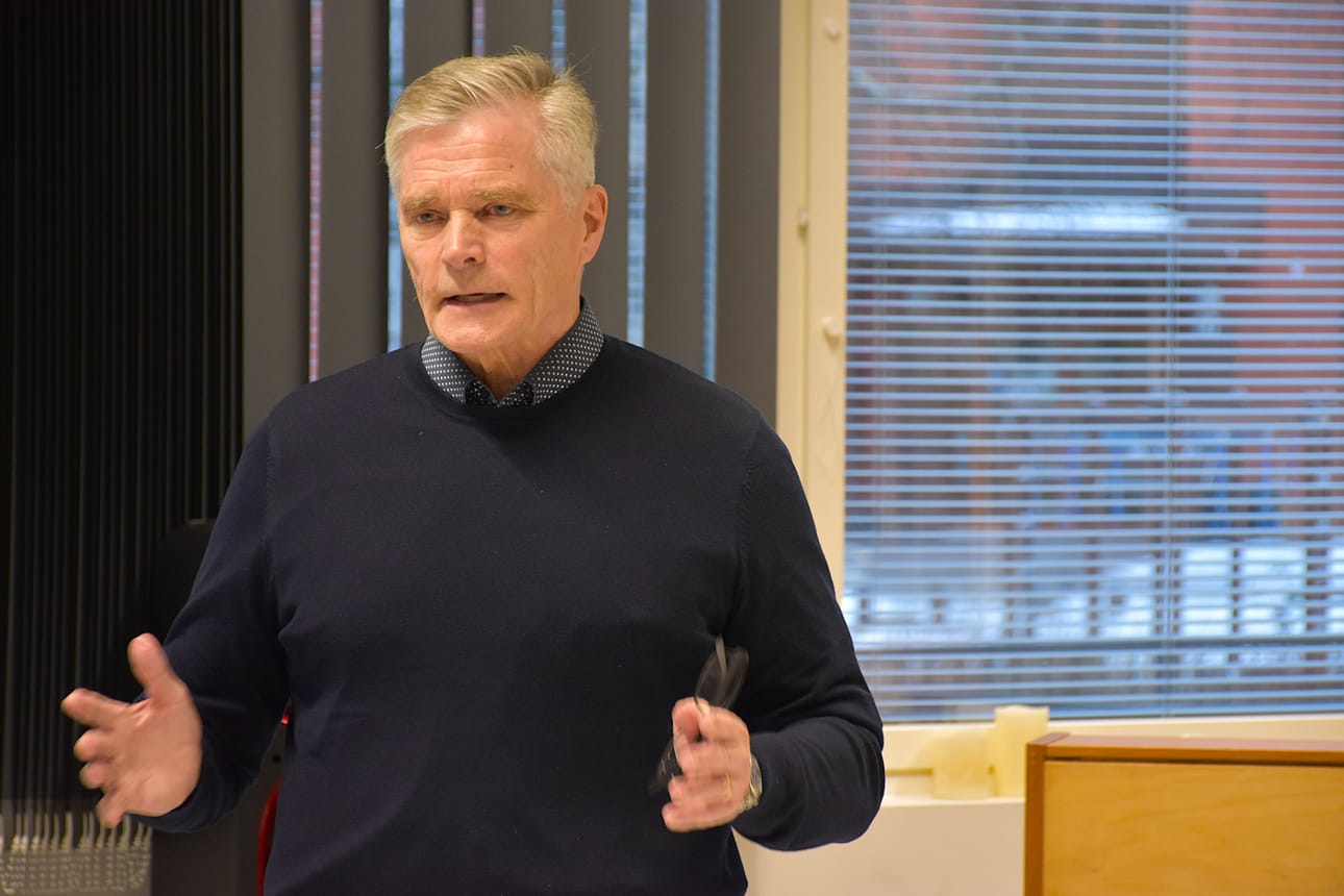 Matti Heikkilä valittiin Rajakunnat ry:n hallituksen puheenjohtajaksi vuodeksi 2026. Tässä Heikkilä on kuvattuna Kuusamon Erä-Veikkojen kokouksessa 31.3.2026.