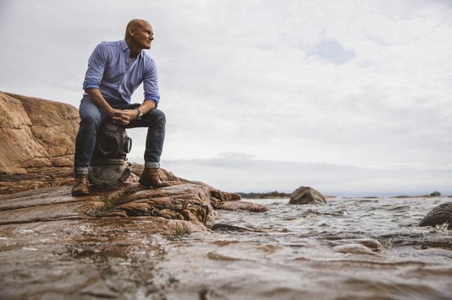 Lukuisia luontoaiheisia dokumentteja tuottanut Marko Röhr on innokas sukeltaja, jonka sydältä lähellä on Itämeren tila. –Jos jokainen ajattelee ja haluaa parantaa edes omaa rantaansa, sillä on jo merkitys, hän uskoo. KUVA: Joel Maisalmi