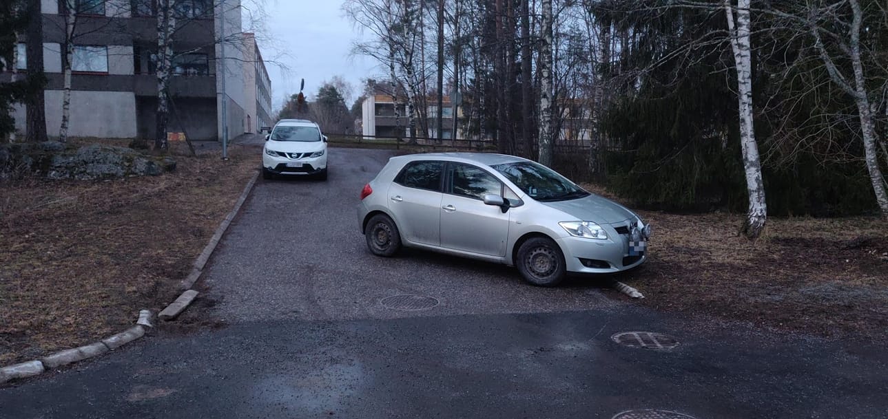 Liittymän tukkinut auto herätti ryhmässä ärsytystä.