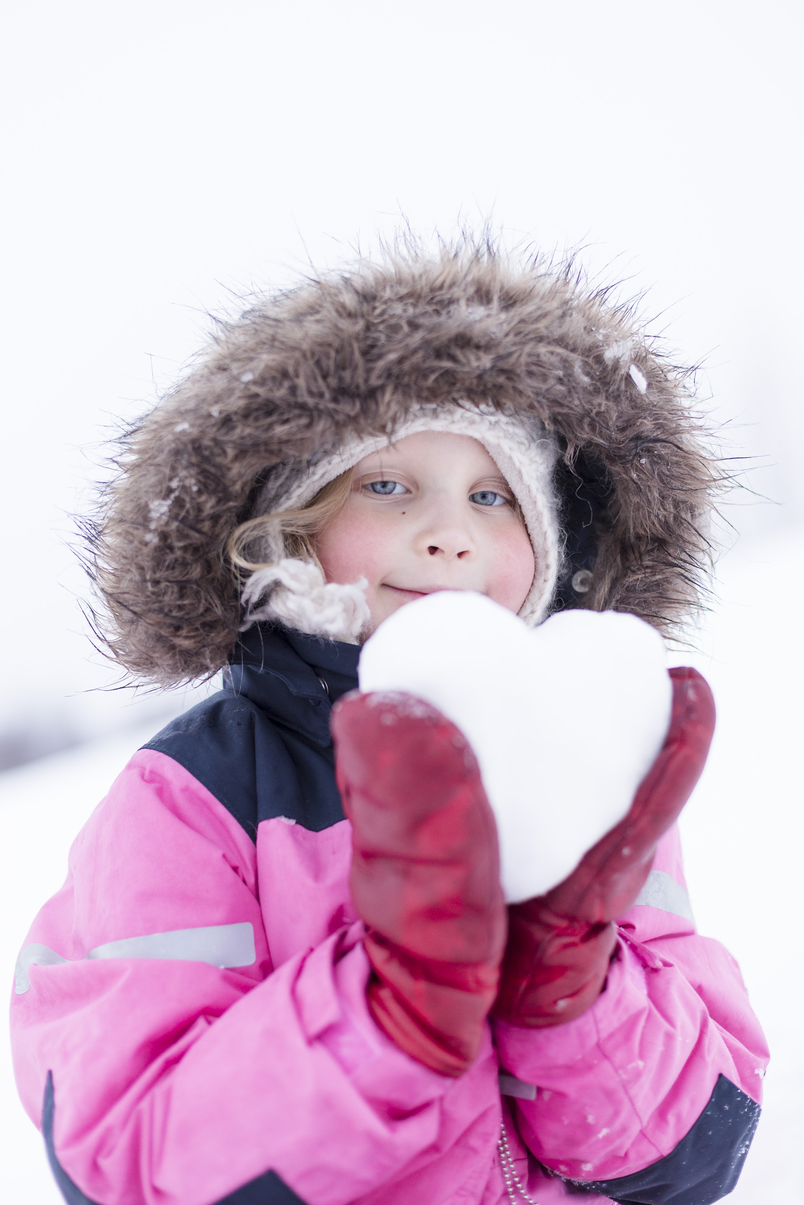 Maisa Huovisen mielestä lumileikeistä parhaita ovat mäenlasku, hiihtäminen ja lumiukkojen rakentelu. 