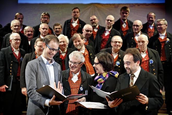 Jussit-kuoro kuikuilee taustalta millaisia teoksia sävellyskilpailu on tuottanut. Säveltäjinä Tero Lanu (vas.), Juha Holma, Kirsti Rasehorn ja Erkki Nurminen. KUVA: TOMI KOSONEN