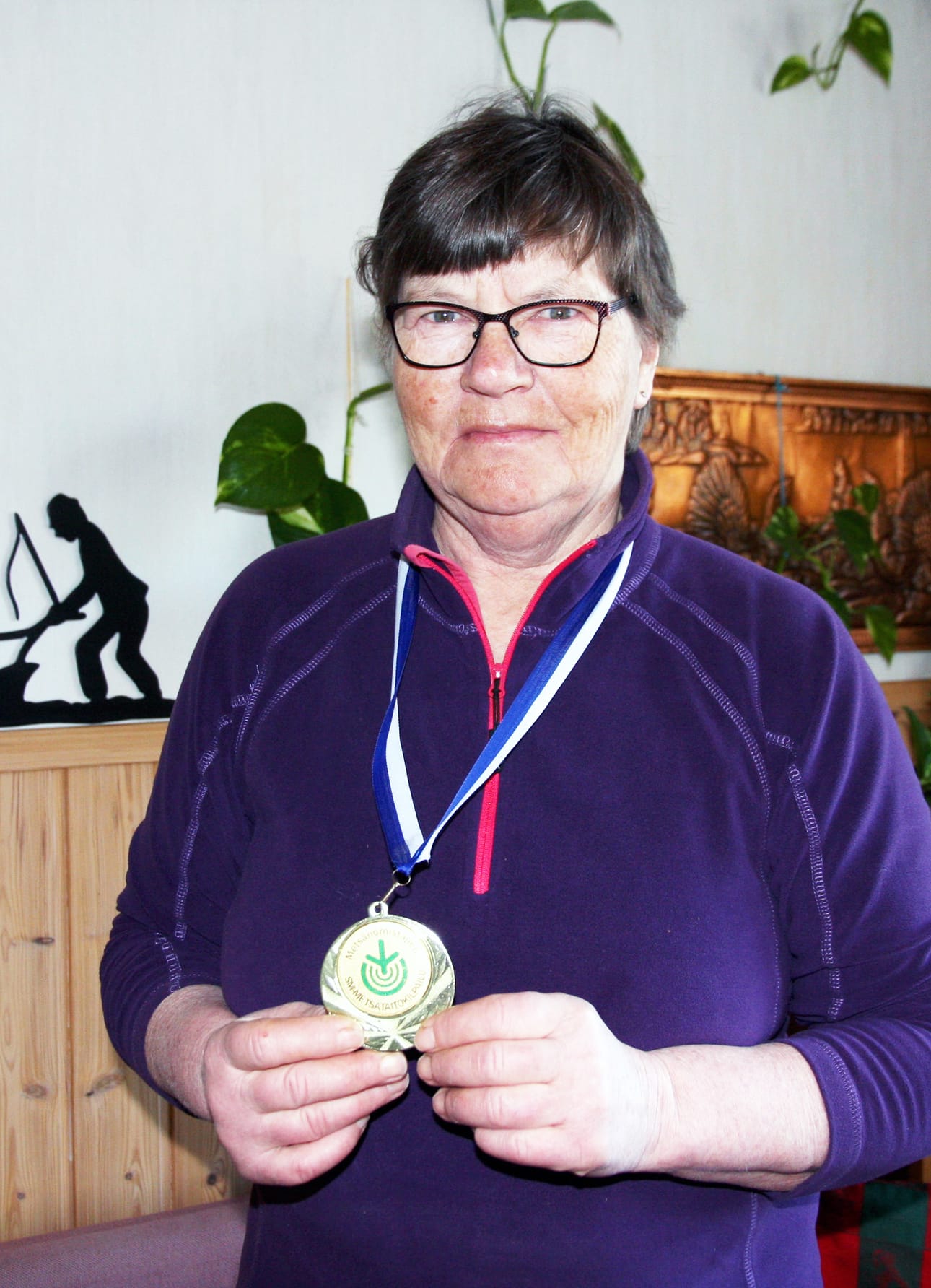 Tuula Kallinen tuntee ja tietää metsätaidot.