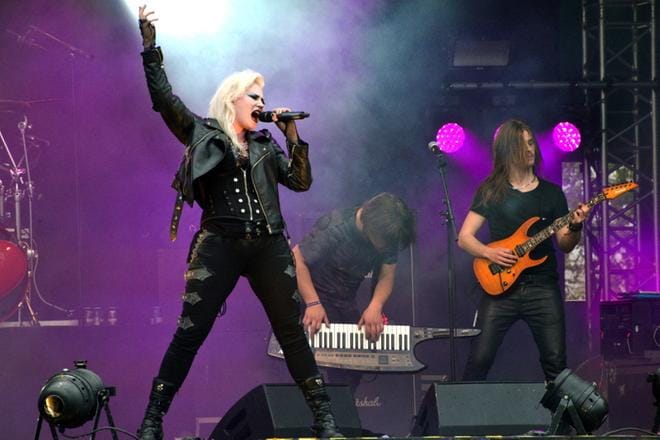 Battle Beastin Noora Louhimo osaa pitää yleisön otteessaan. Kuva Nummirockista vuodelta 2015. ARKISTOKUVA/ I-MEDIAT