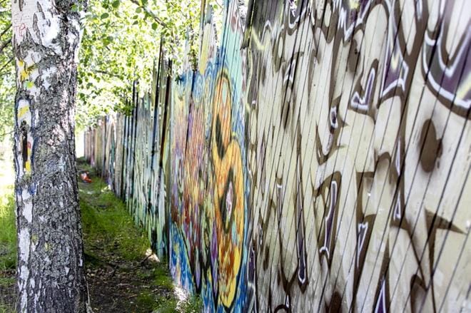 Vaasan kaupungin rakennus- ja ympäristölautakunta vaatii Puuharyhmää poistamaan Wasalandian aidassa olevat graffitit, sillä ne ”rumentavat kaupunkikuvaa”. KUVA: PAULA KASKIMAA