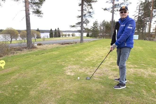 Ähtäriläinen Matti Hokkanen alkoi valmistautua avauslyöntiinsä kymppiväylälle Ähtärin Golfin kentällä tiistaina. KUVAT: JARI KARJANMAA