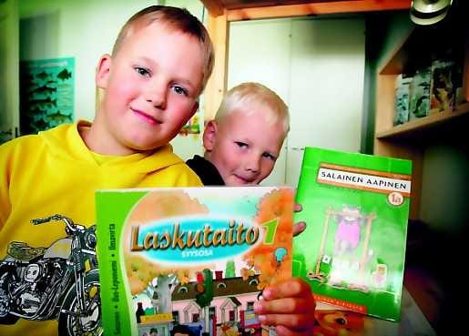 Mellevät koululaiset. Ensimmäiset kirjat on nyt saatu. Henri Nissinen (edessä) ja serkkunsa Paavo Liikanen ovat tutustuneet innoissaan matematiikan ja lukemisen saloihin.