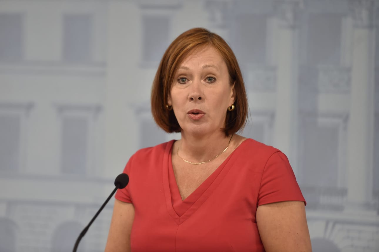 Omistajaohjausministeri Sirpa Paatero (sd.) pitää Postin johtajien palkkoja liian korkeina. Paatero kertoo ilmoittaneensa, että kyseeseen ei tule vain kertaluontoinen alennus.