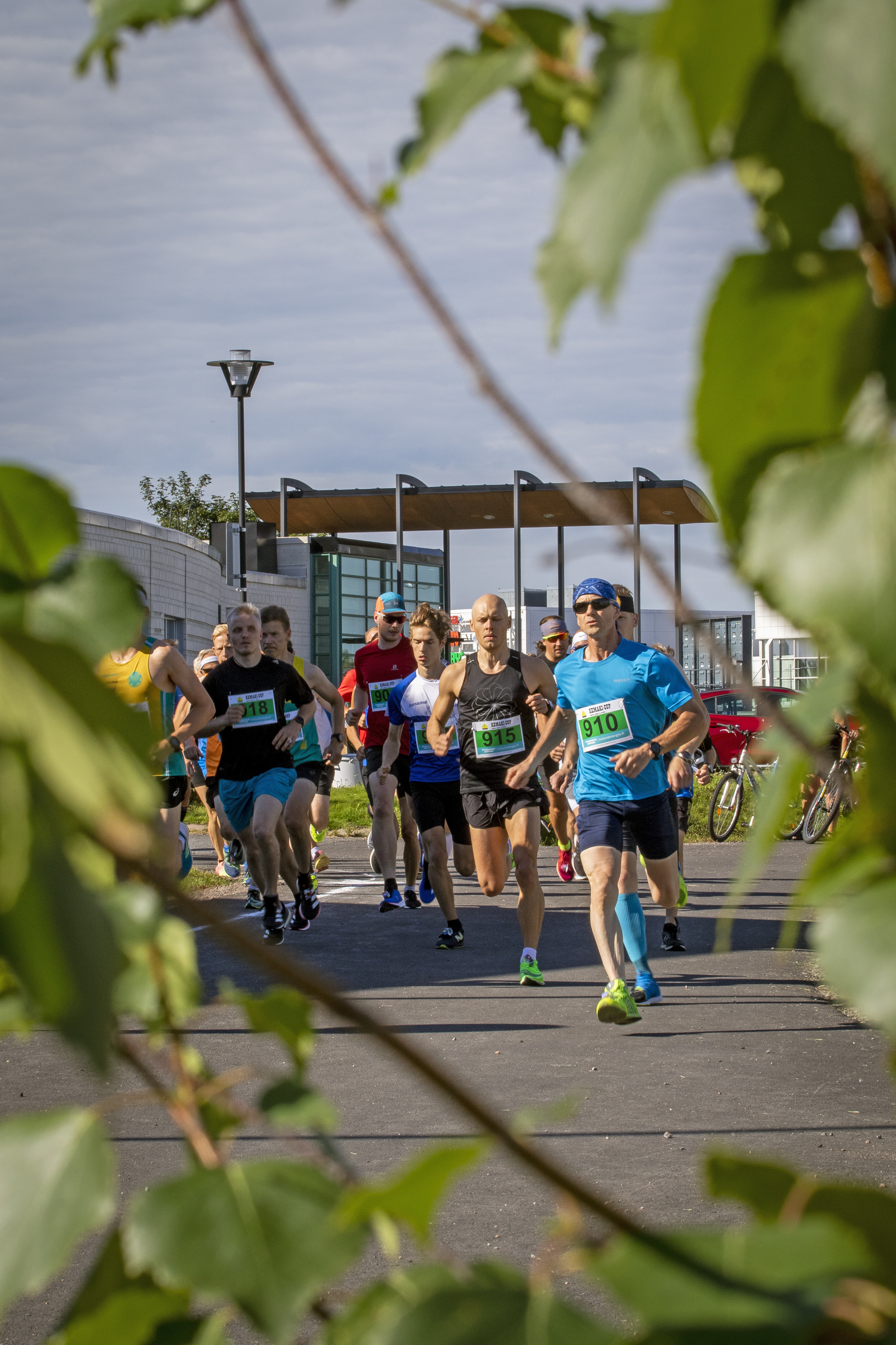 <p>Kempeleen Z-maratonia suosi hyvä sää. Matkaan lähti reilut 300 juoksijaa. 10,55 kilometrin reitti oli uusi. </p>