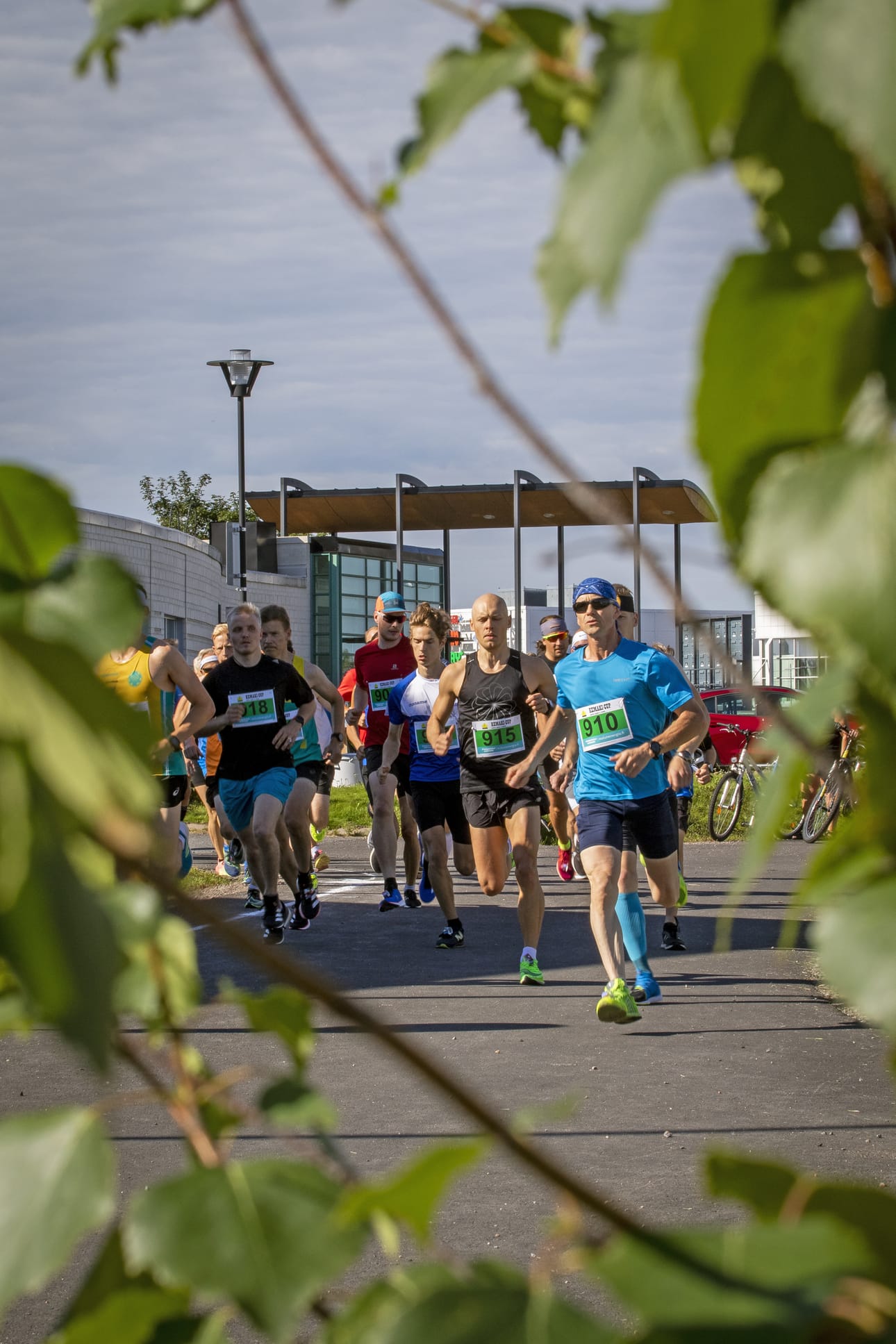 Kempeleen Z-maratonia suosi hyvä sää. Matkaan lähti reilut 300 juoksijaa. 10,55 kilometrin reitti oli uusi.