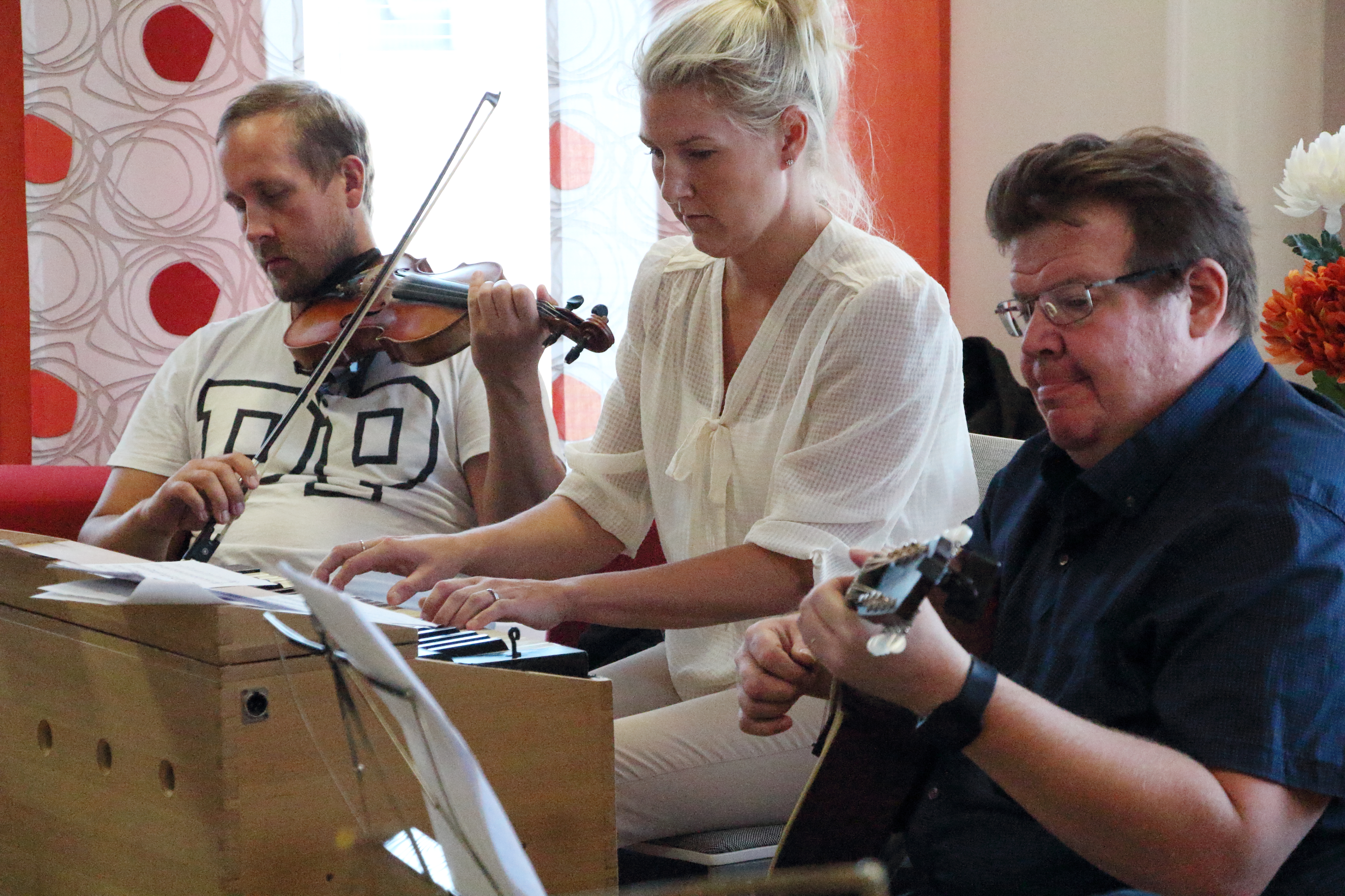Musisointi hellitteli yleisön korvia monin paikoin, jopa yhdessä kotikonsertissa. Kansanmusiikkiesityksiä kuultiin Jokihelmen opistolla.