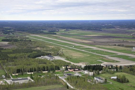 Kauhavalla on korpikenttien kuningas. Kiitotien pituus on lähes kolme kilometriä ja leveys 60 metriä. KUVA: LSK BUSINESS PARK