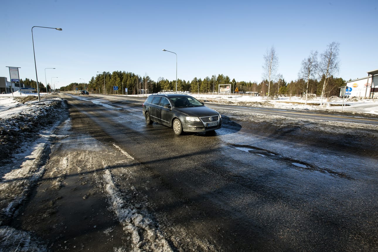 Kasitien arjesta ja kehittämistarpeista työmatkalaisten, ammattikuskien, teollisuuden ja kehittäjien näkökulmista on julkaistu verkossa tuore reportaasi. Se löytyy osoitteesta https://lansireitti.fi/kasitie/