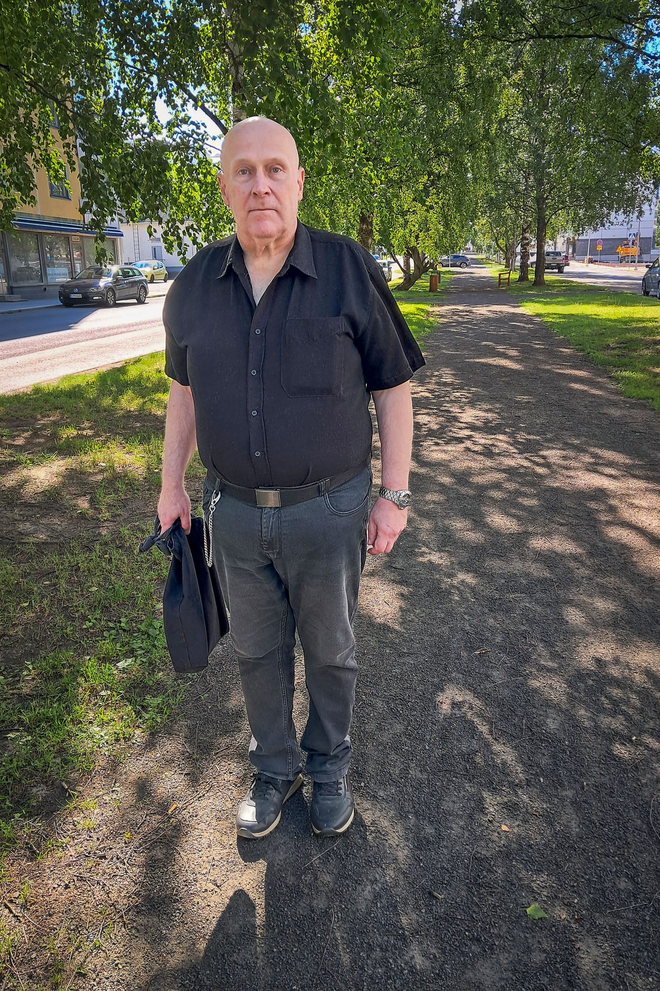 Timo Tökkäri kulkisi mieluusti asioita hoitamassa autolla, mutta sen käyttöön eivät ole rahat riittäneet. Auto on seisonnassa.